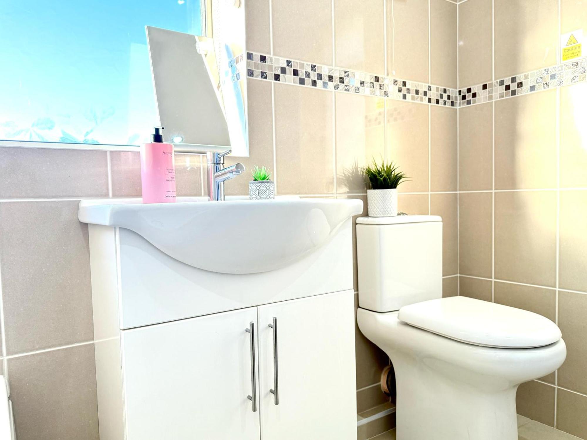 Stylish 3-Bedroom House With Garden & Free Parking'S, Prime Location With Private Garden Кидлингтон Экстерьер фото