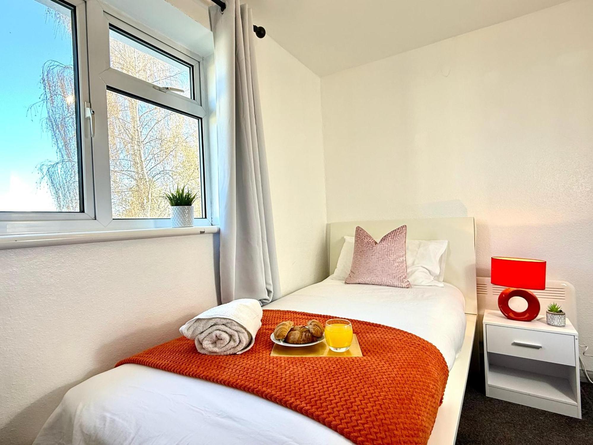 Stylish 3-Bedroom House With Garden & Free Parking'S, Prime Location With Private Garden Кидлингтон Экстерьер фото