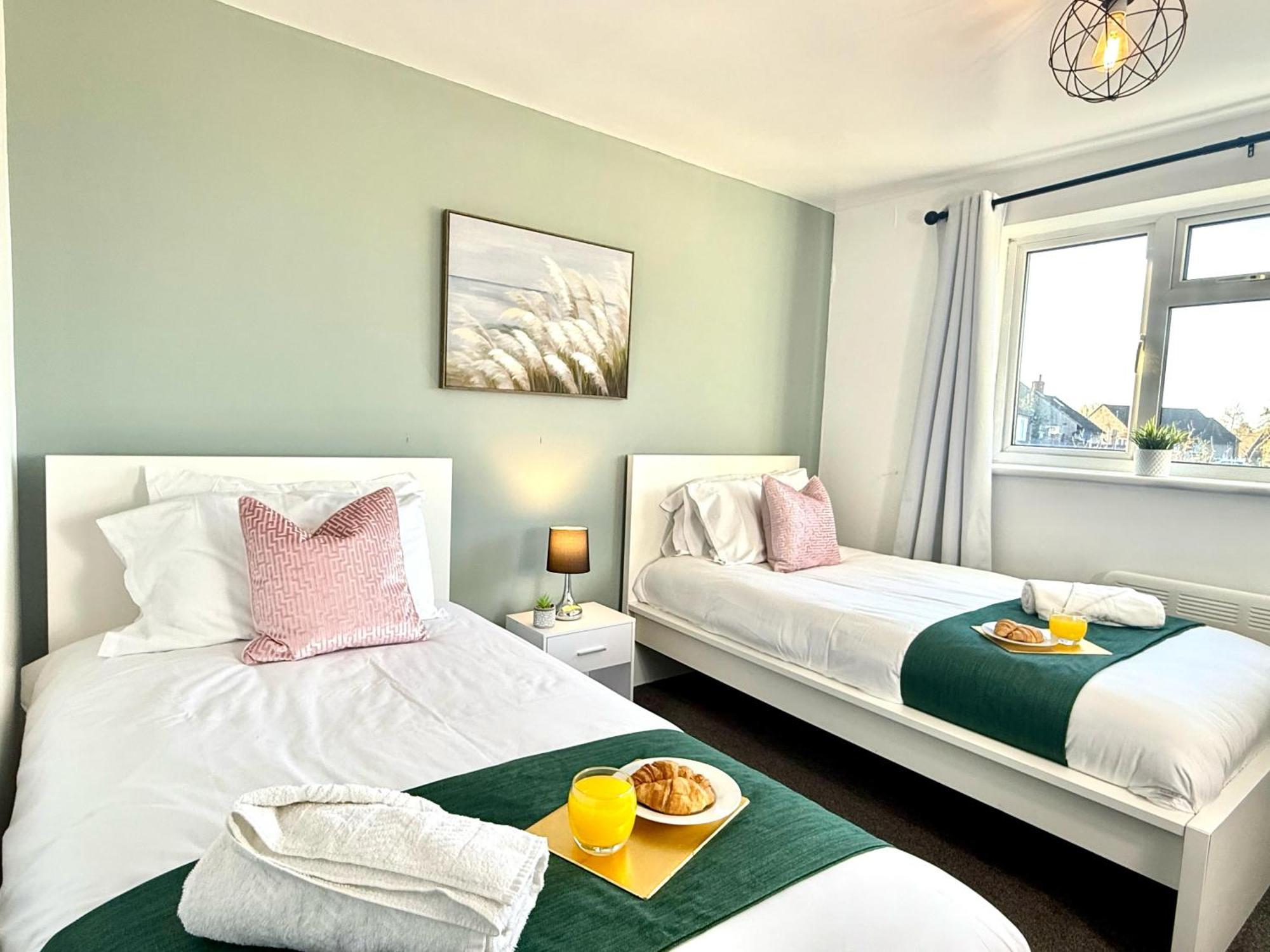 Stylish 3-Bedroom House With Garden & Free Parking'S, Prime Location With Private Garden Кидлингтон Экстерьер фото