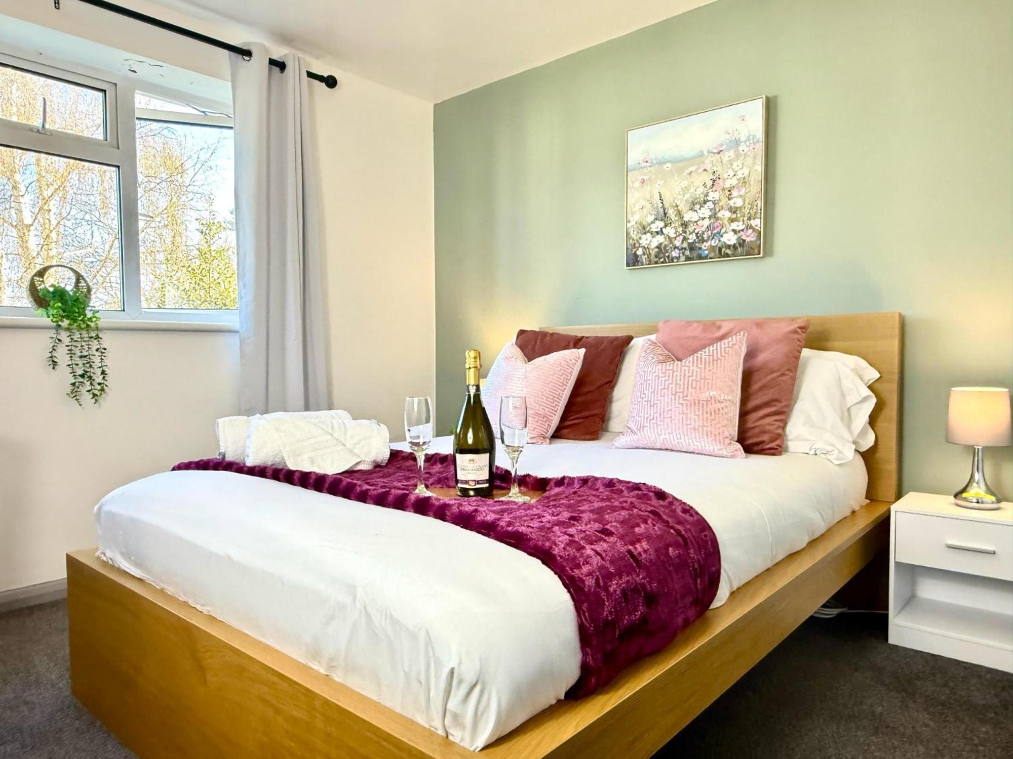 Stylish 3-Bedroom House With Garden & Free Parking'S, Prime Location With Private Garden Кидлингтон Экстерьер фото