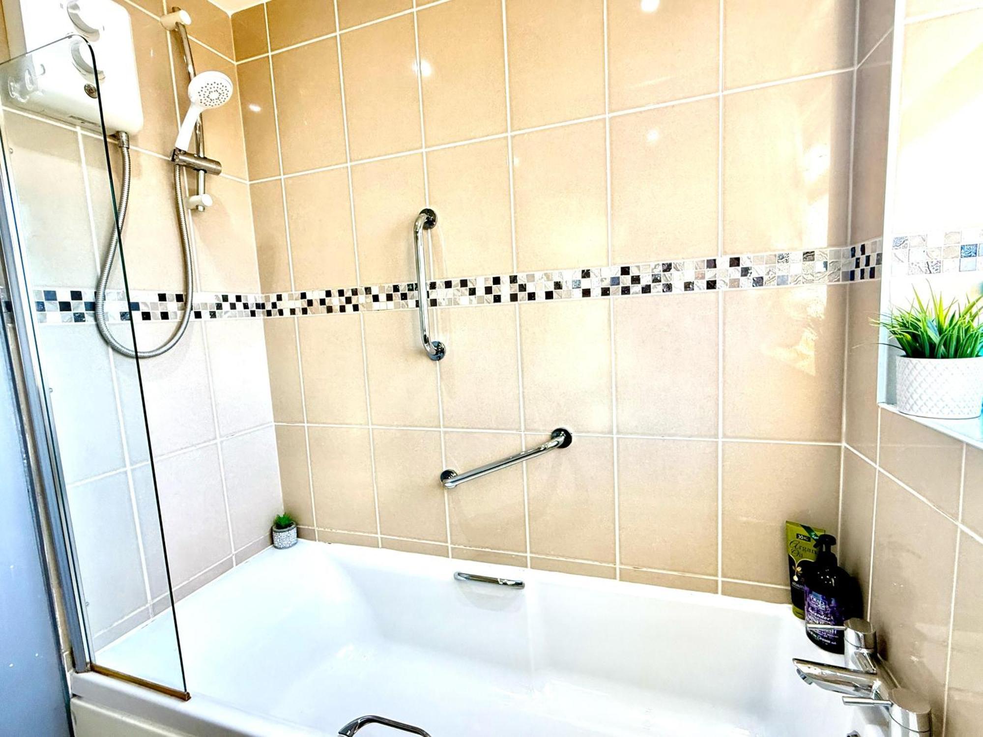 Stylish 3-Bedroom House With Garden & Free Parking'S, Prime Location With Private Garden Кидлингтон Экстерьер фото