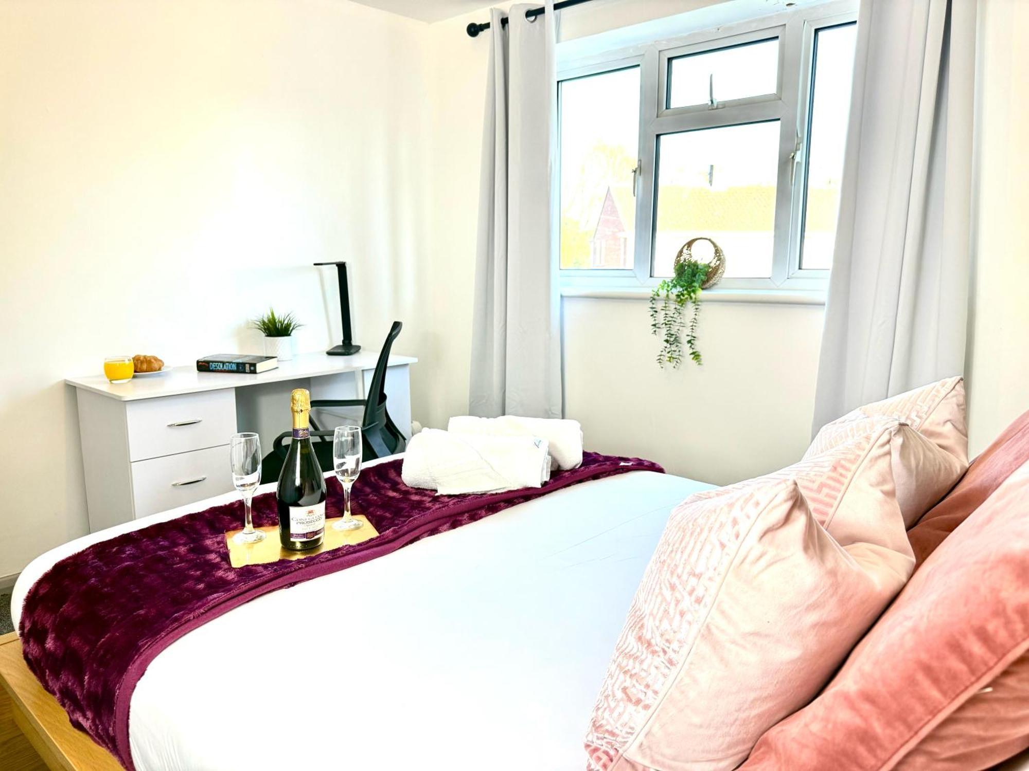 Stylish 3-Bedroom House With Garden & Free Parking'S, Prime Location With Private Garden Кидлингтон Экстерьер фото