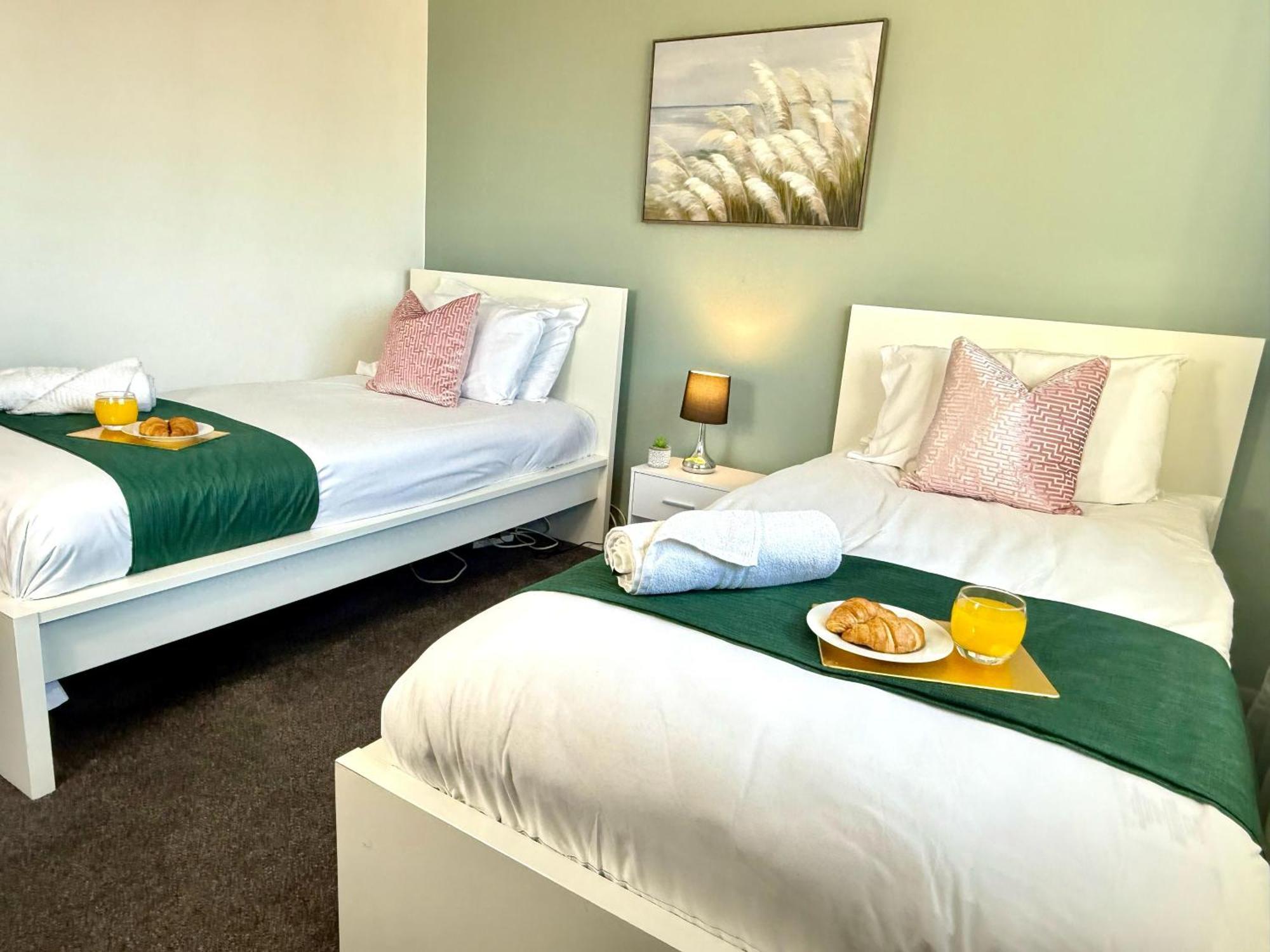 Stylish 3-Bedroom House With Garden & Free Parking'S, Prime Location With Private Garden Кидлингтон Экстерьер фото
