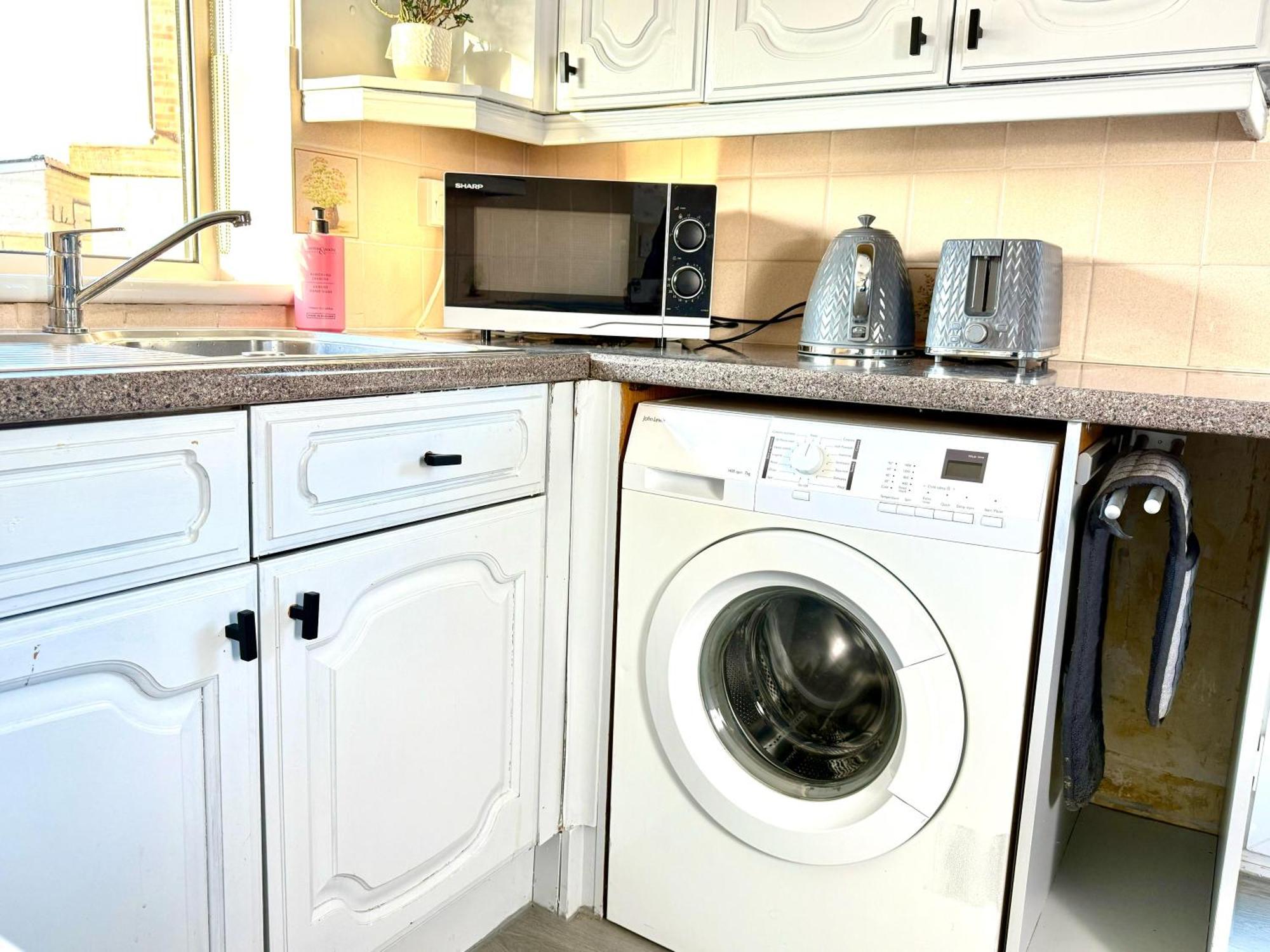 Stylish 3-Bedroom House With Garden & Free Parking'S, Prime Location With Private Garden Кидлингтон Экстерьер фото