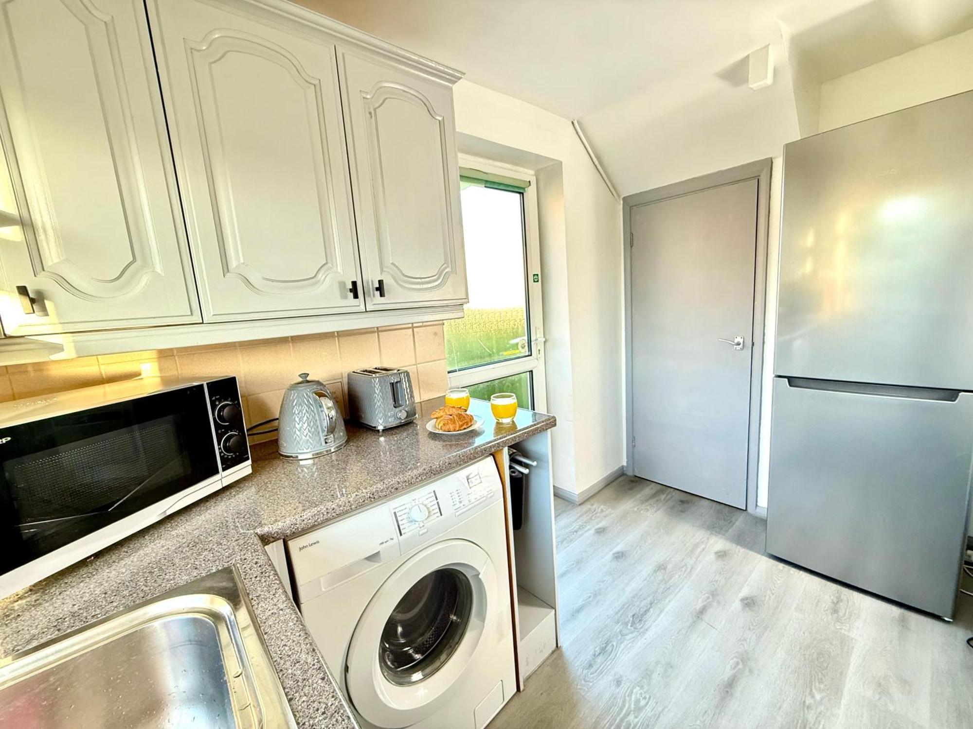 Stylish 3-Bedroom House With Garden & Free Parking'S, Prime Location With Private Garden Кидлингтон Экстерьер фото